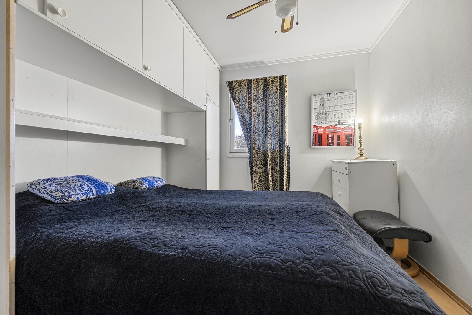 Soverommet er innredet med en smart, plassbygget sengeløsning med integrert oppbevaring. Galleribilde