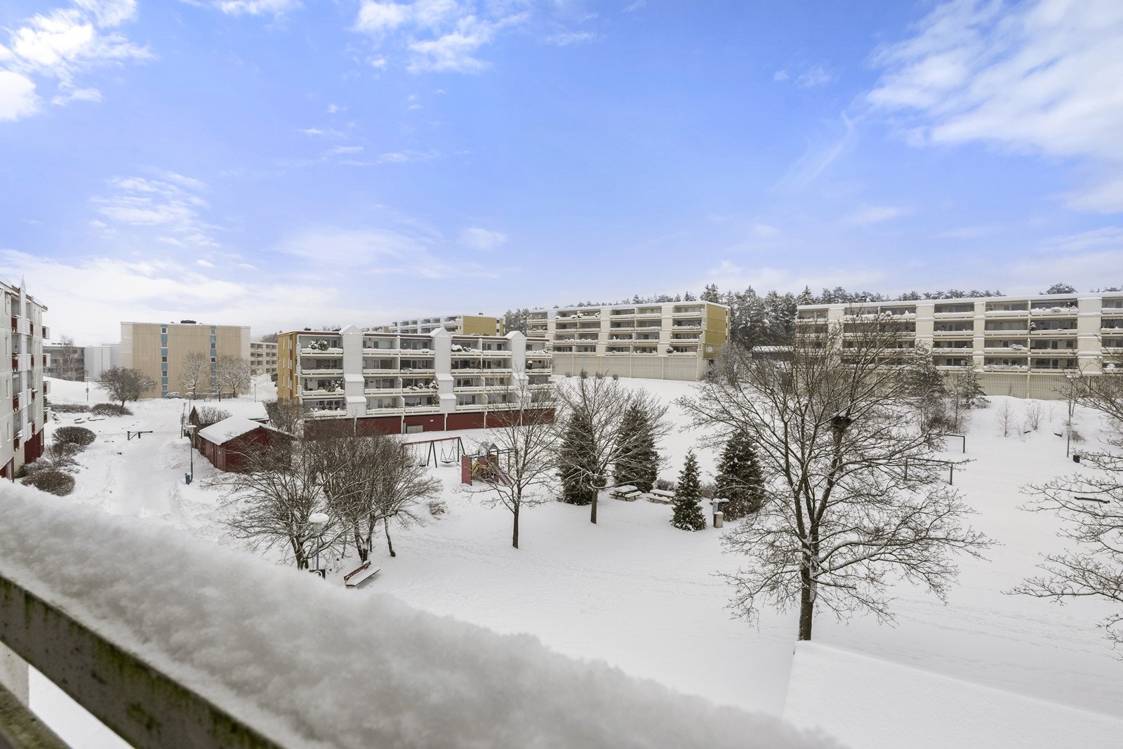 Nabolaget er familievennlig med flere barnehager, skoler og idrettsanlegg i umiddelbar nærhet. Galleribilde