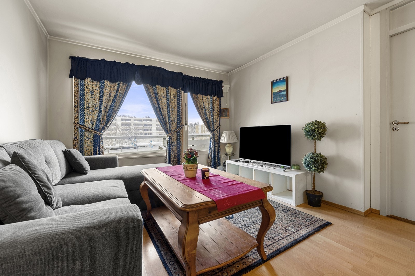 Stuen har store vindusflater som slipper inn rikelig med dagslys. Galleribilde