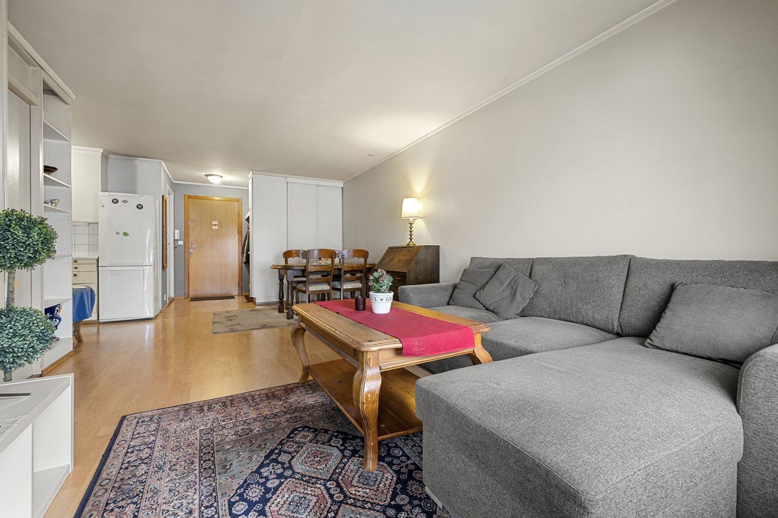 Gjennomgående gulv i oppholdsrommene skaper en fin helhet i boligen. Galleribilde