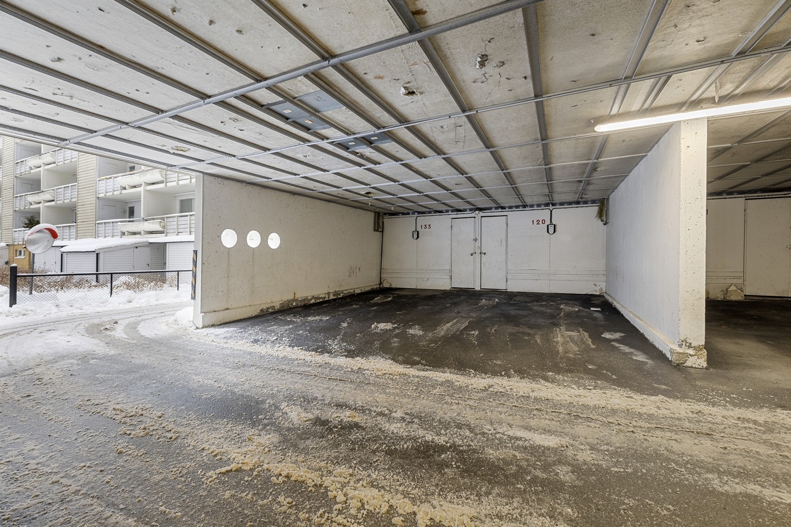 Det er mulighet for leie av parkeringsplass i felles garasjeanlegg. Galleribilde