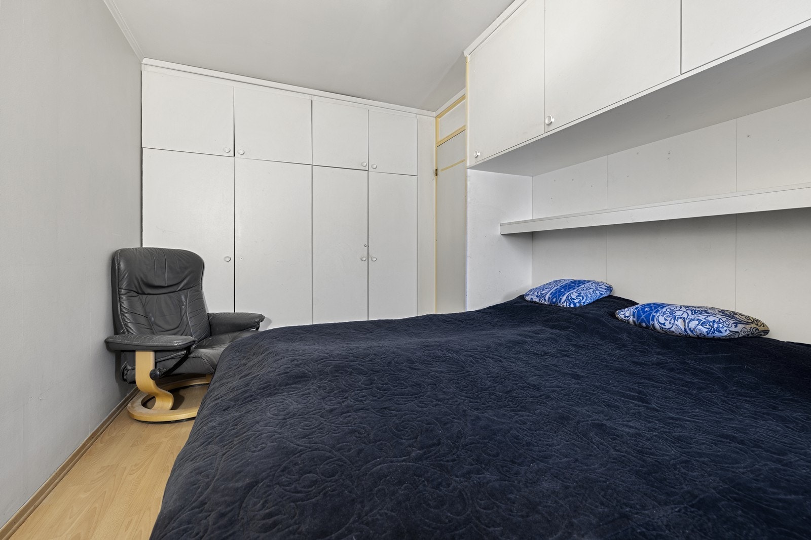 I tillegg er det en romslig garderobeseksjon som gir rikelig med lagringsplass. Galleribilde