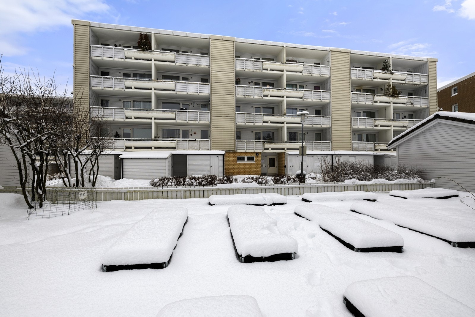 Eiendommen har en attraktiv og sentral beliggenhet i et veletablert område på Skullerud. Galleribilde