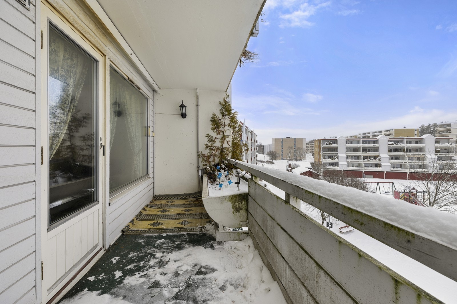 Fra stuen er det direkte utgang til en balkong med plass for utemøbler. Galleribilde