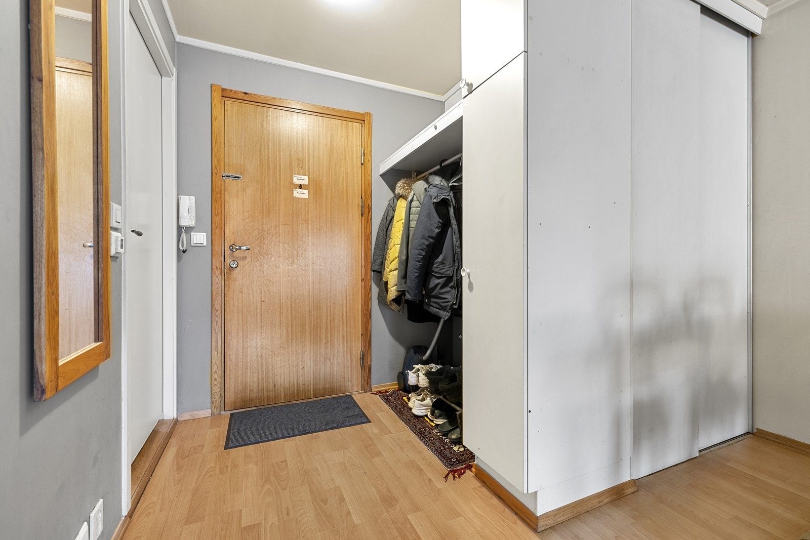 En romslig entré med god plass til oppbevaring av yttertøy og sko. Galleribilde