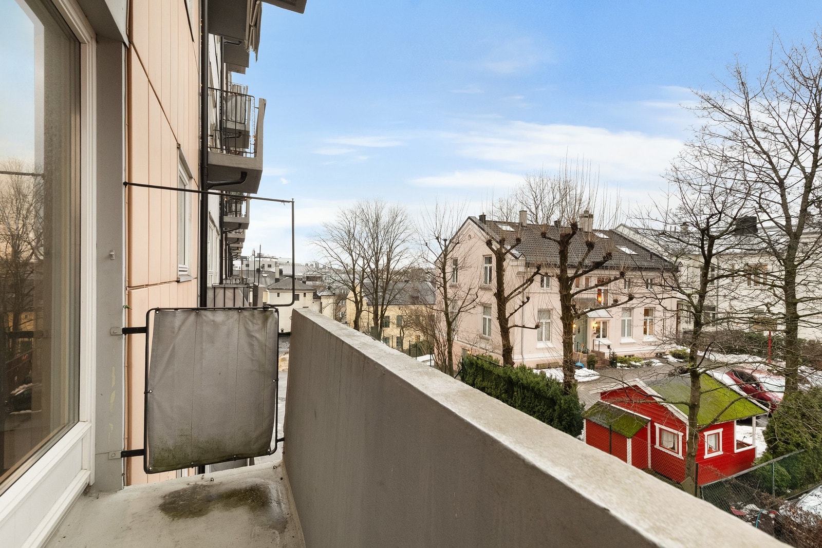 Stuen forlenges av en sydvestvendt balkong med svært gode solforhold. Galleribilde