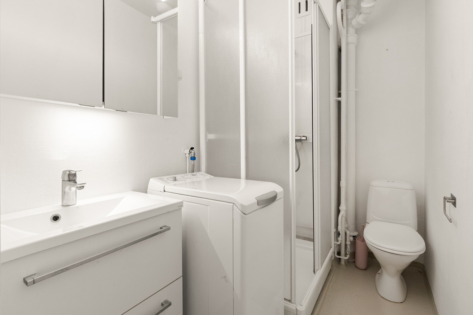 Eldre bad med opplegg for vaskemaskin. Galleribilde