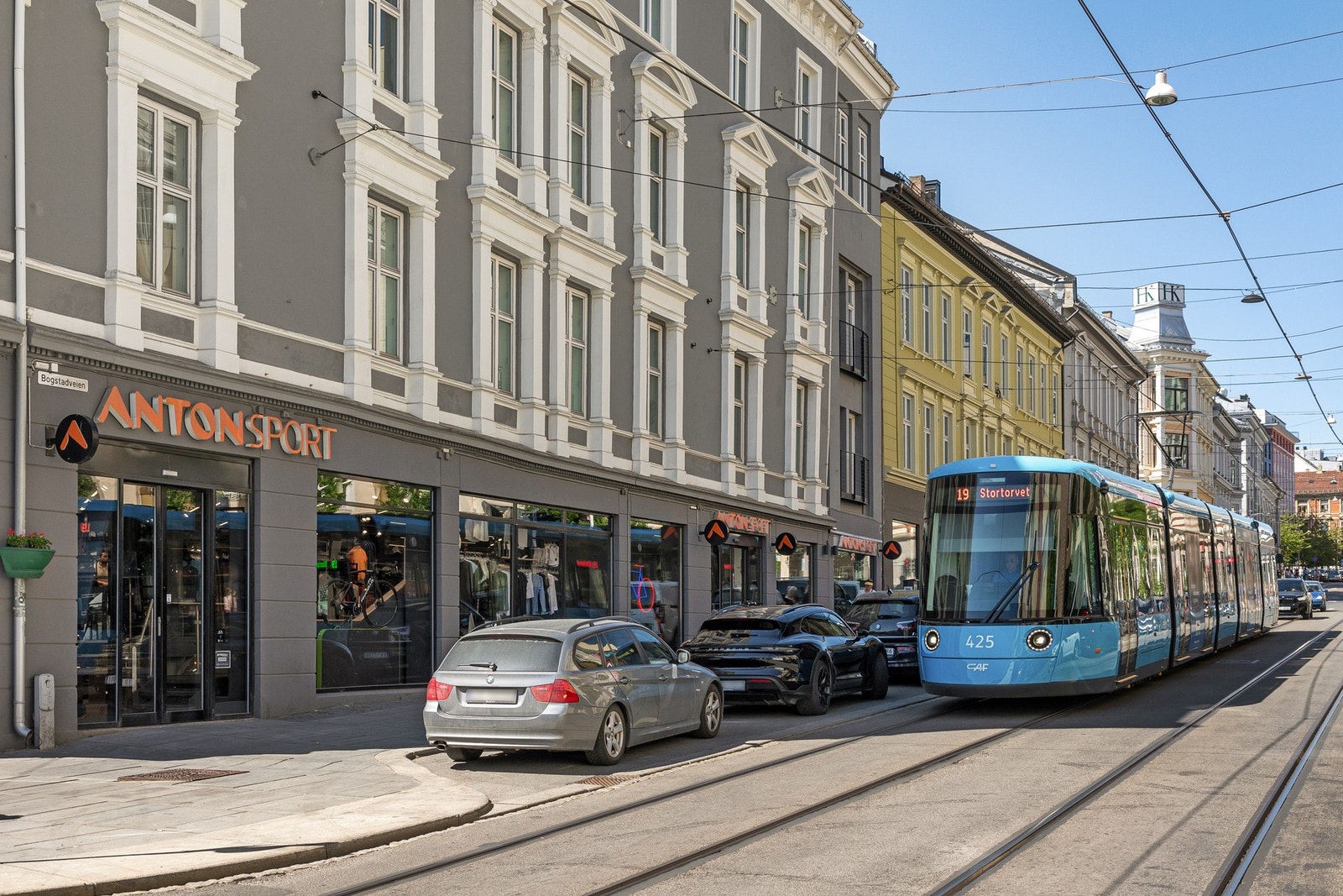 Godt utvalg av servicetilbud, flere kaféer, restauranter og utesteder som tilbyr alt fra kaffe og bakverk til gourmetmiddager. Galleribilde