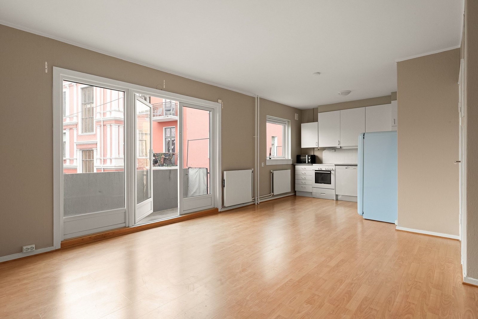 De store vindusflatene gir godt med naturlig lysinnslipp. Galleribilde