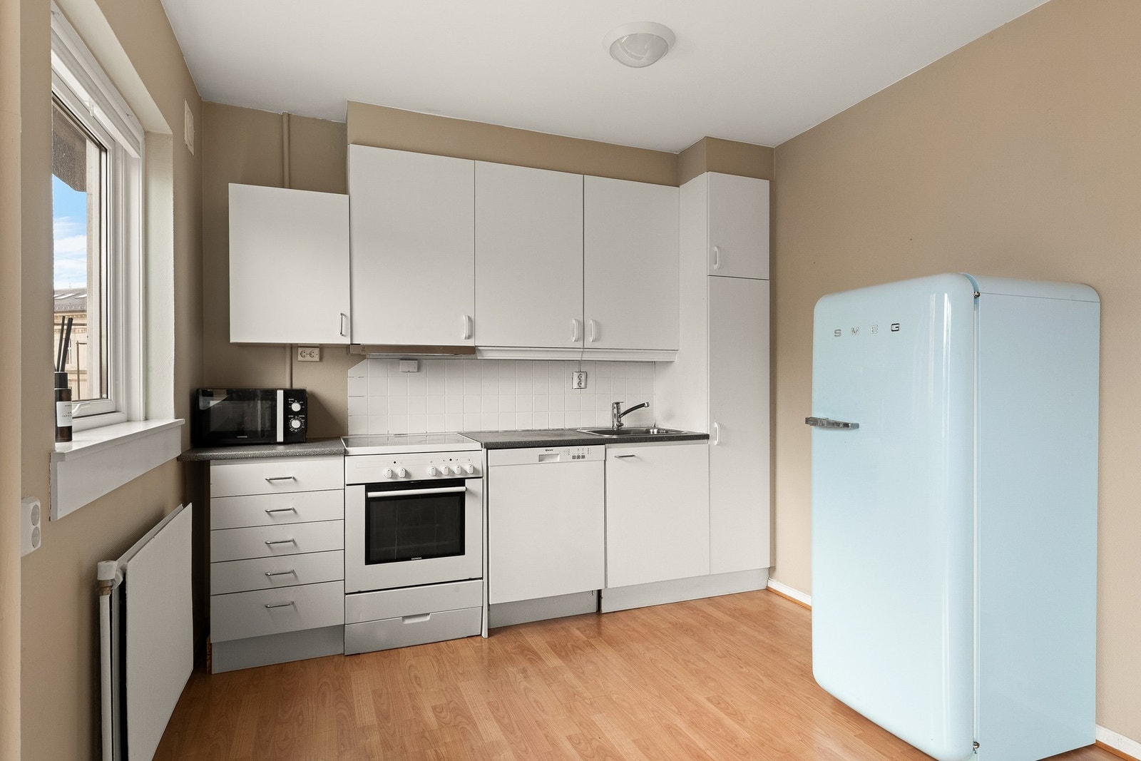 Funksjonelt kjøkken med hvitevarer inkludert. Galleribilde