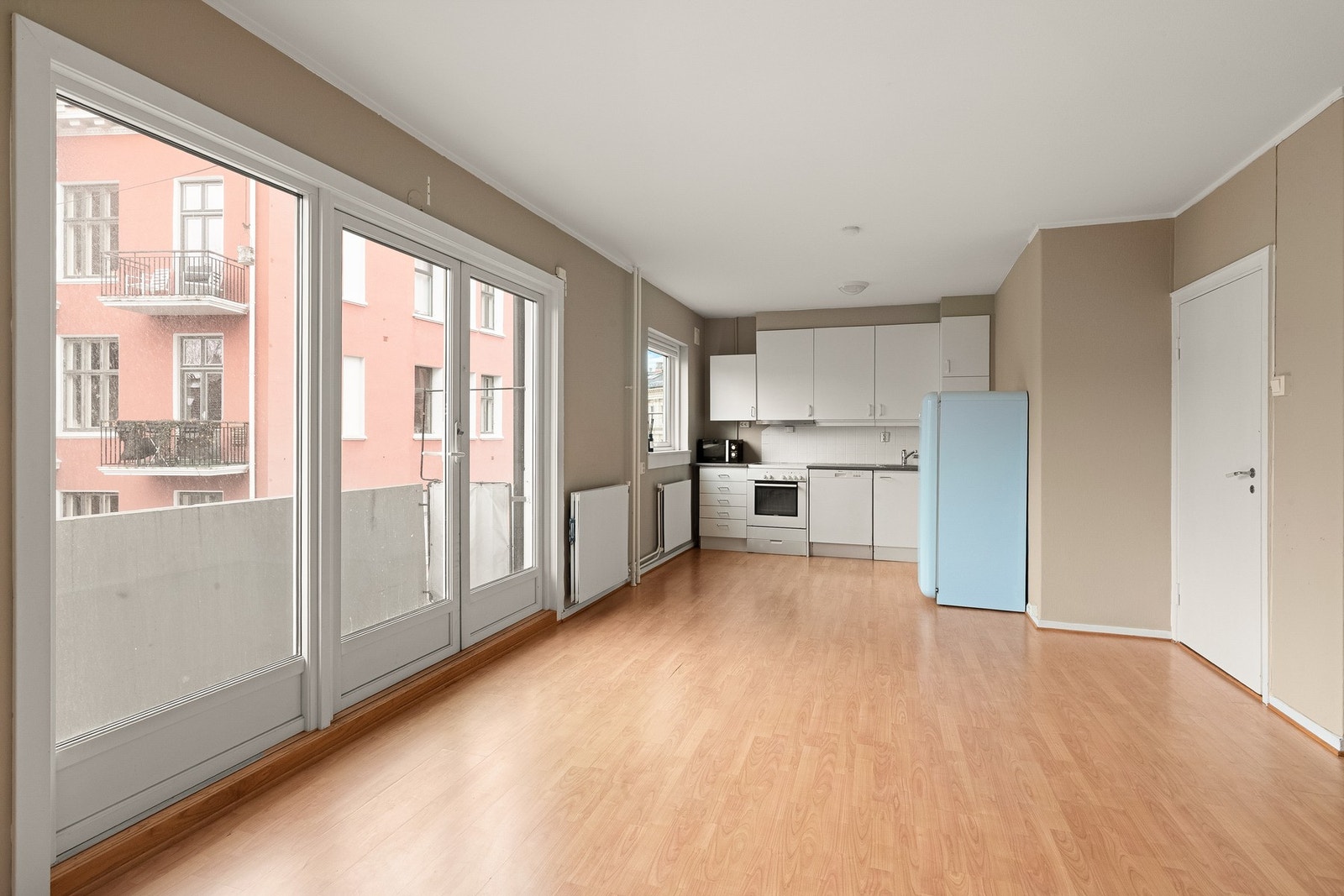 Boligen har behov for oppussing og kan med enkle grep optimaliseres da dagens planløsning har et godt utgangspunkt. Andre har etablert et soverom nummer to. Galleribilde