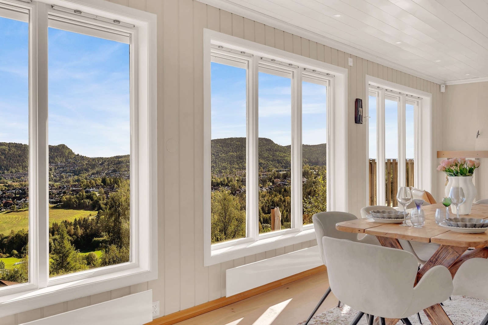 Utsikt fra spisestuen. Store vinduer som gir mye lys. Galleribilde