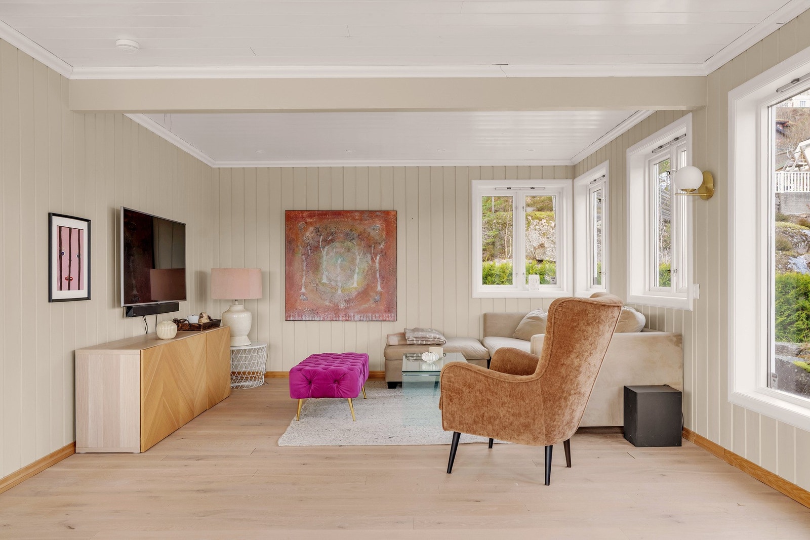 Tv-stue med plass til en stor sofagruppe Galleribilde