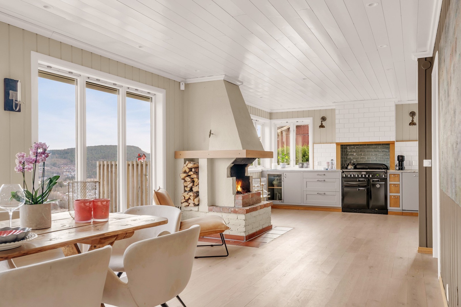 Stor spisestue med mye lys og utsikt over Lommedalen og Bærums Verk Galleribilde