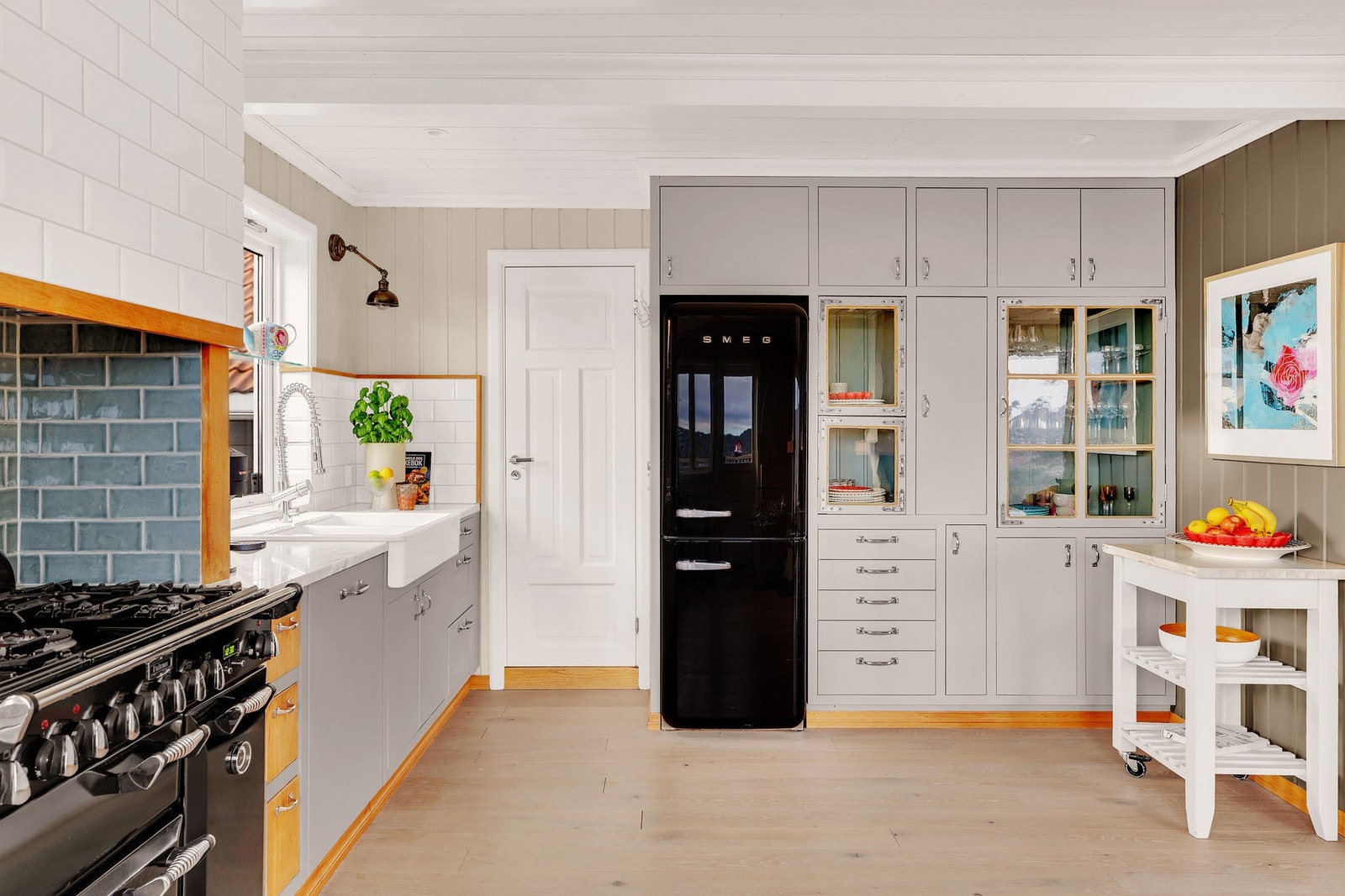 Kjøkken med tilgang til vaskerom. Galleribilde