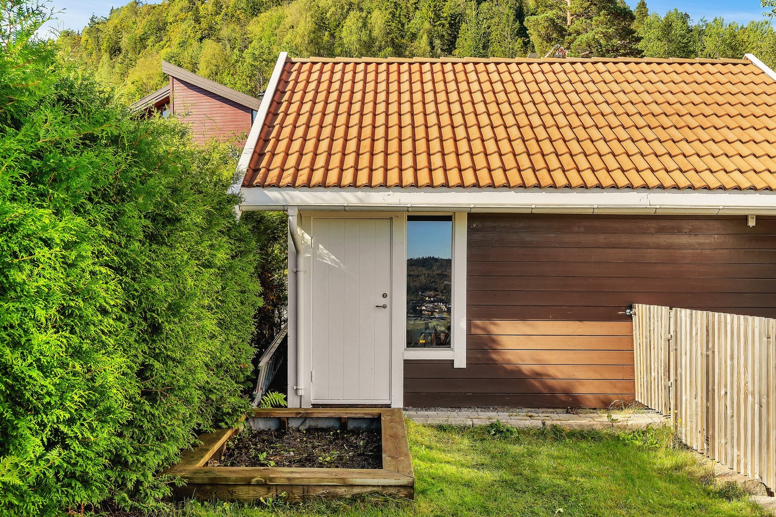 Ute bod, anneks Galleribilde