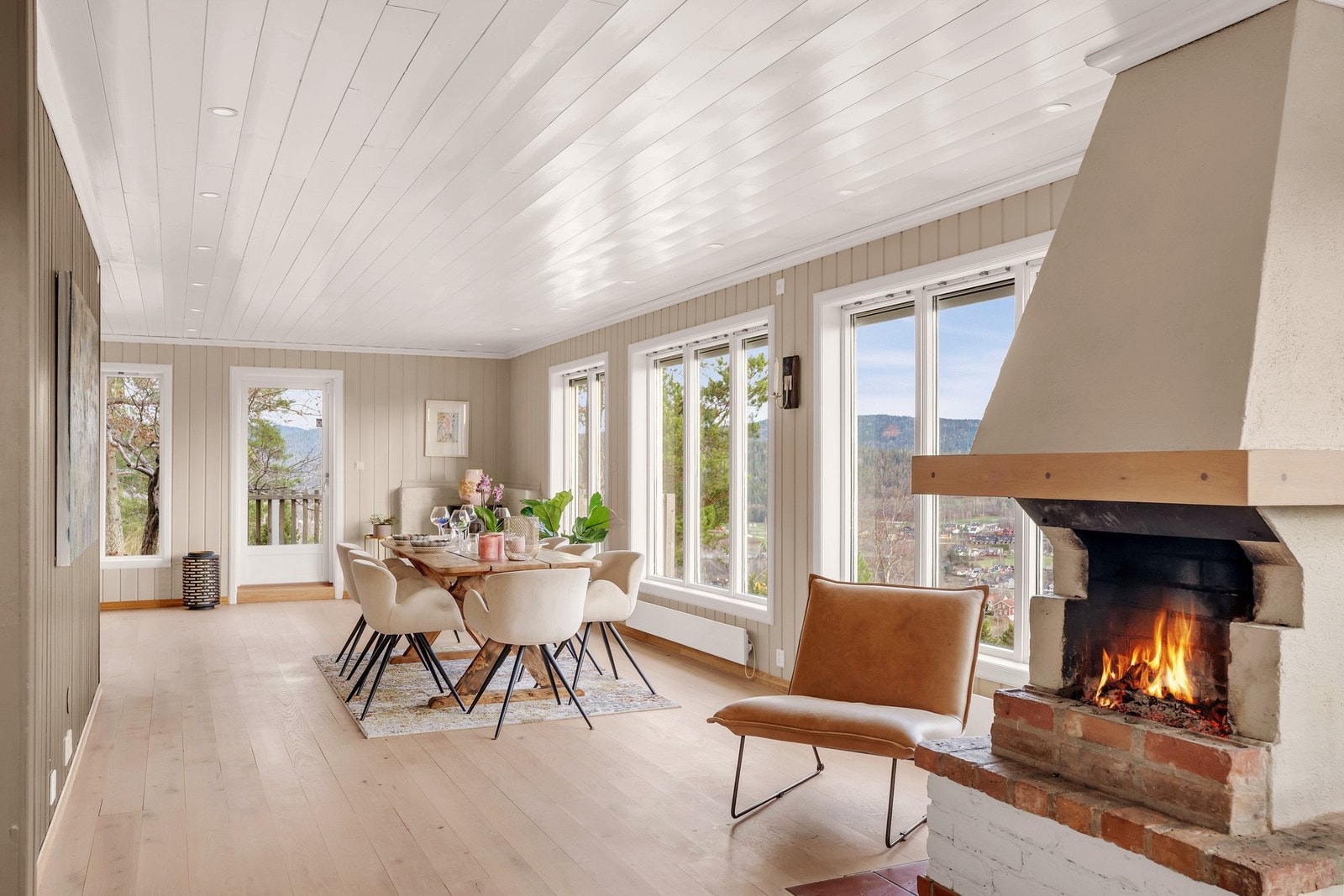 Åpent kjøkken og spisestue med åpen peis. Galleribilde