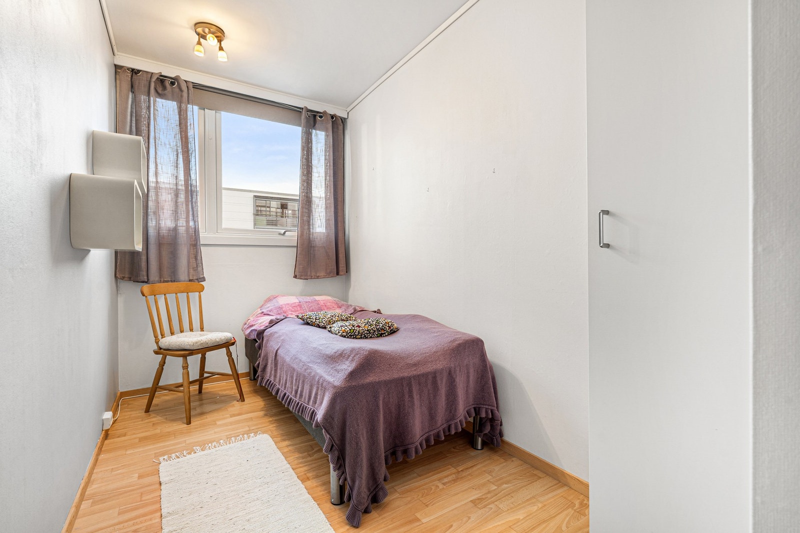 Soverom to på 6,5 m². Perfekt som barnerom, gjesterom eller kontor. Galleribilde