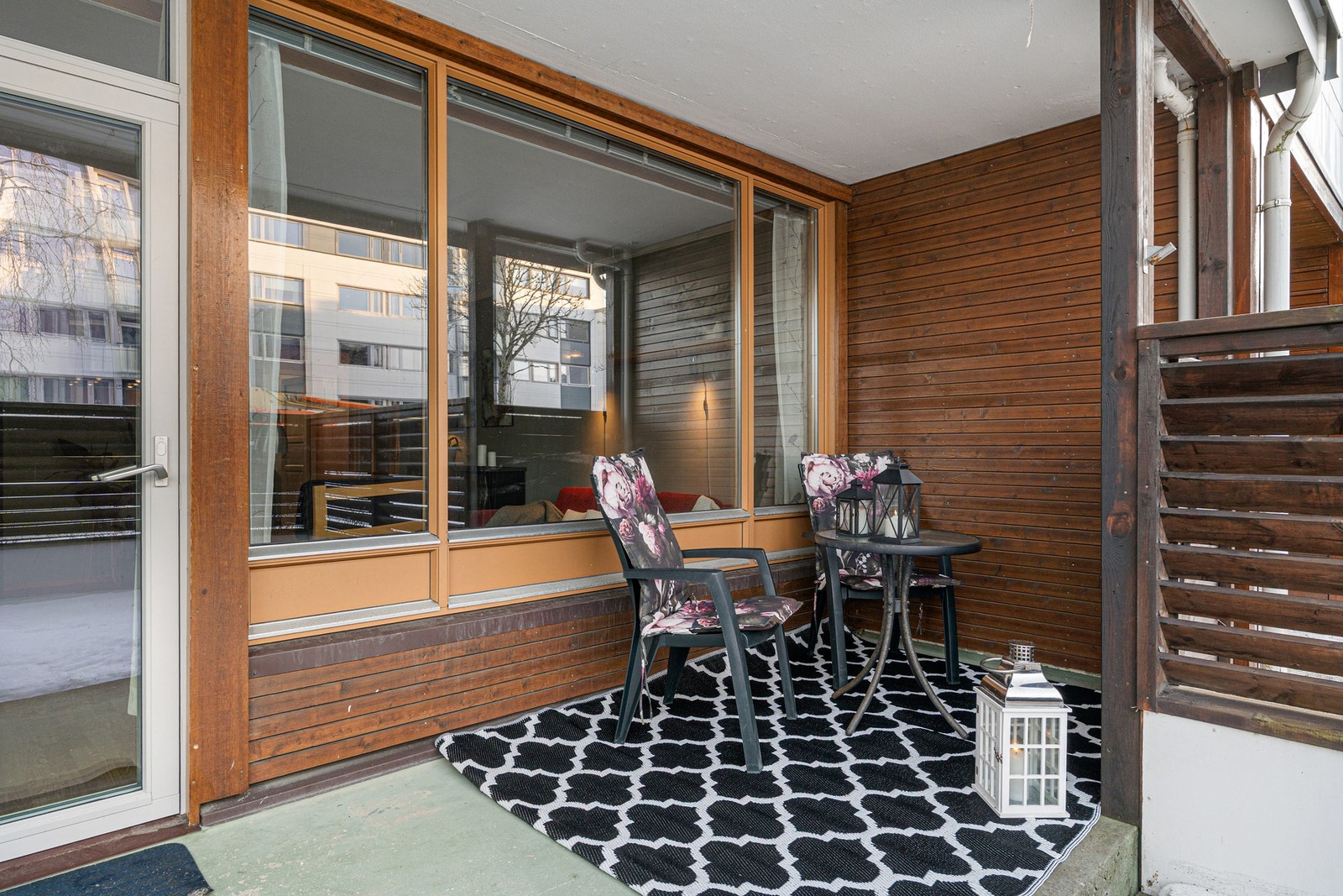 Terrassen er på 25 m² som gir rikelig med plass til ønsket utemøblement, grill og annet uteromsutstyr. Galleribilde