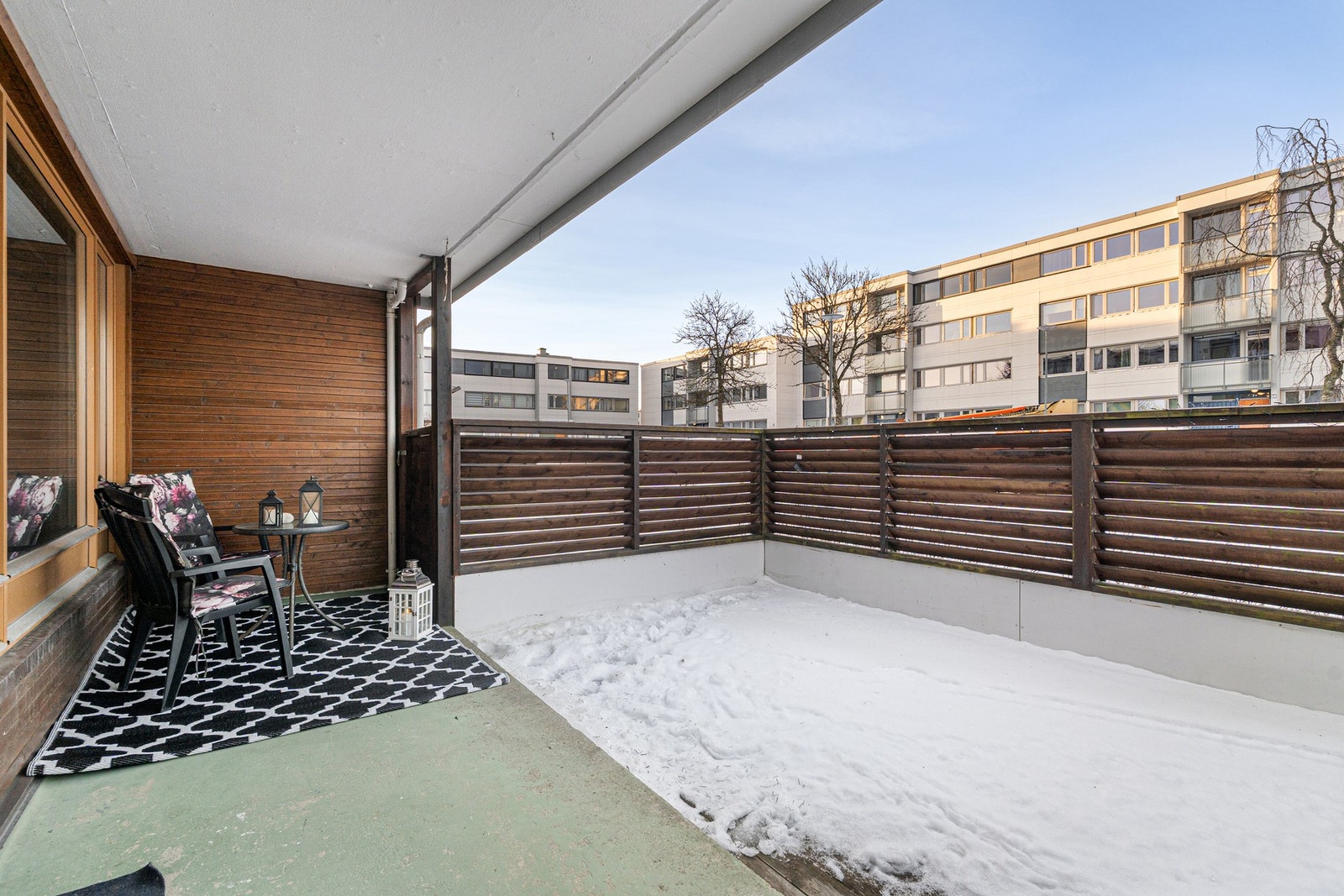 Fra stuen er det direkte utgang til en stor vestvendt terrasse med ypperlige solforhold. Galleribilde