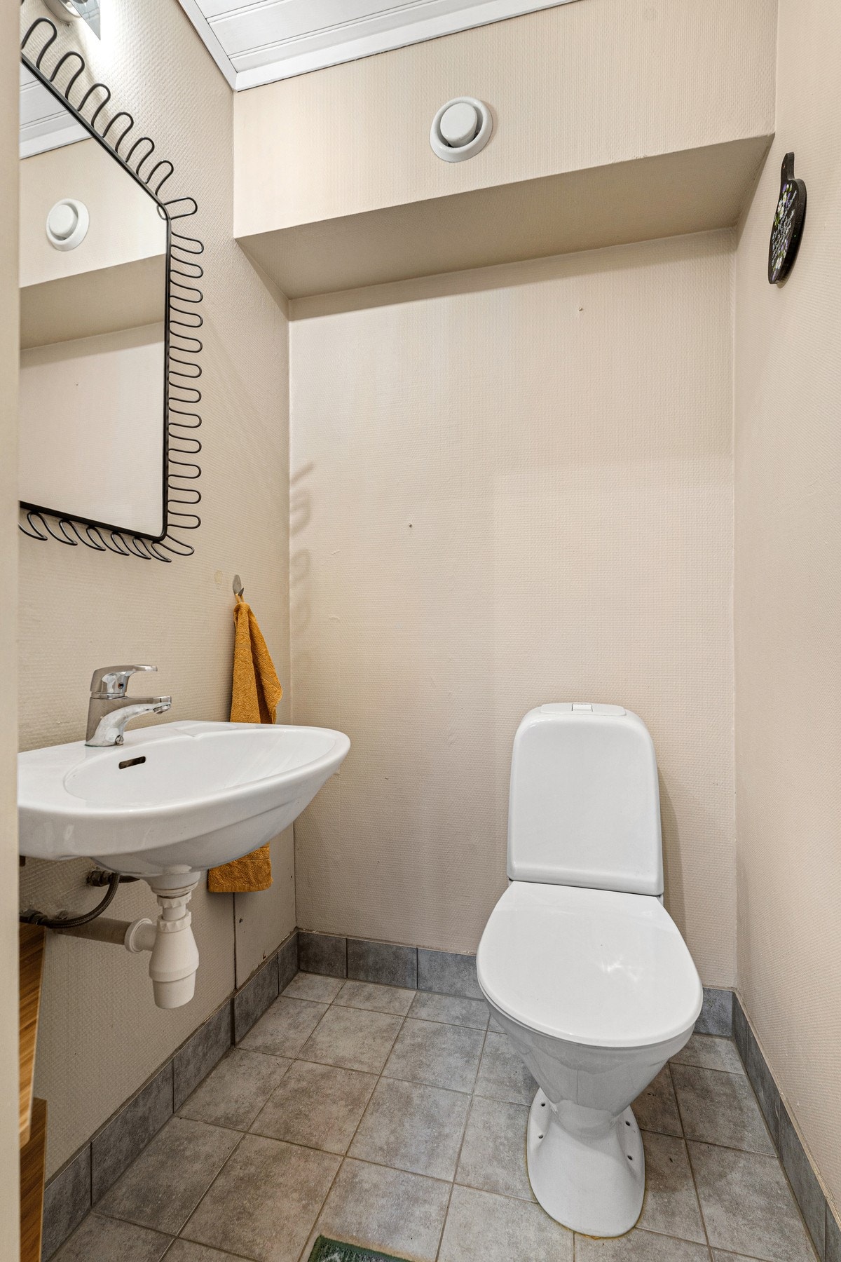 Separat toalettrom med flis på gulv, vurdert til TG1 av takstmann. Badet ble oppgradert i 2016. Galleribilde