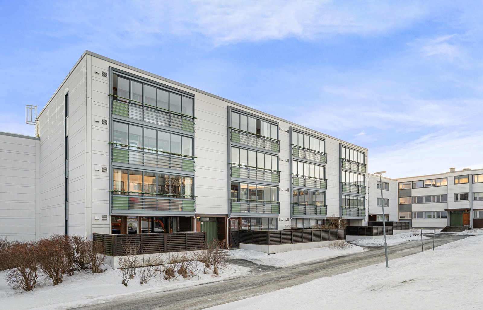 Leiligheten ligger i et rolig og etablert boligområde på Kolstad. Meget barnevennlig område med lite trafikk og lekeplasser for barn i gatetun. Galleribilde