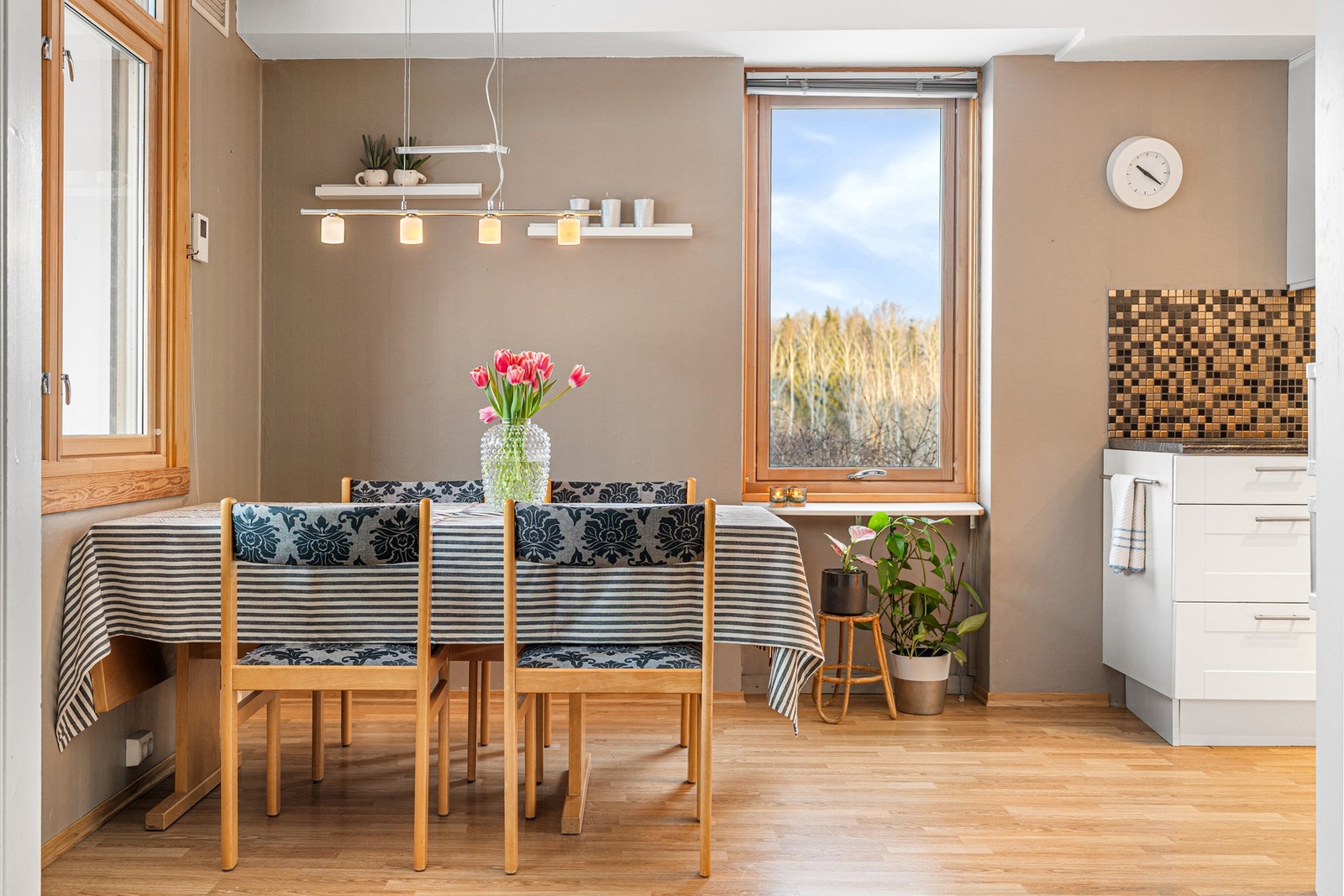 God plass til langbord, perfekt for sosiale sammenkomster med venner og familie. Galleribilde