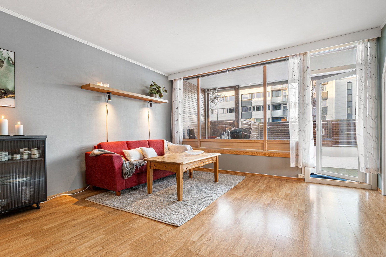 Leiligheten byr på store vindusflater som slipper inn rikelig med naturlig lysinnslipp. Galleribilde