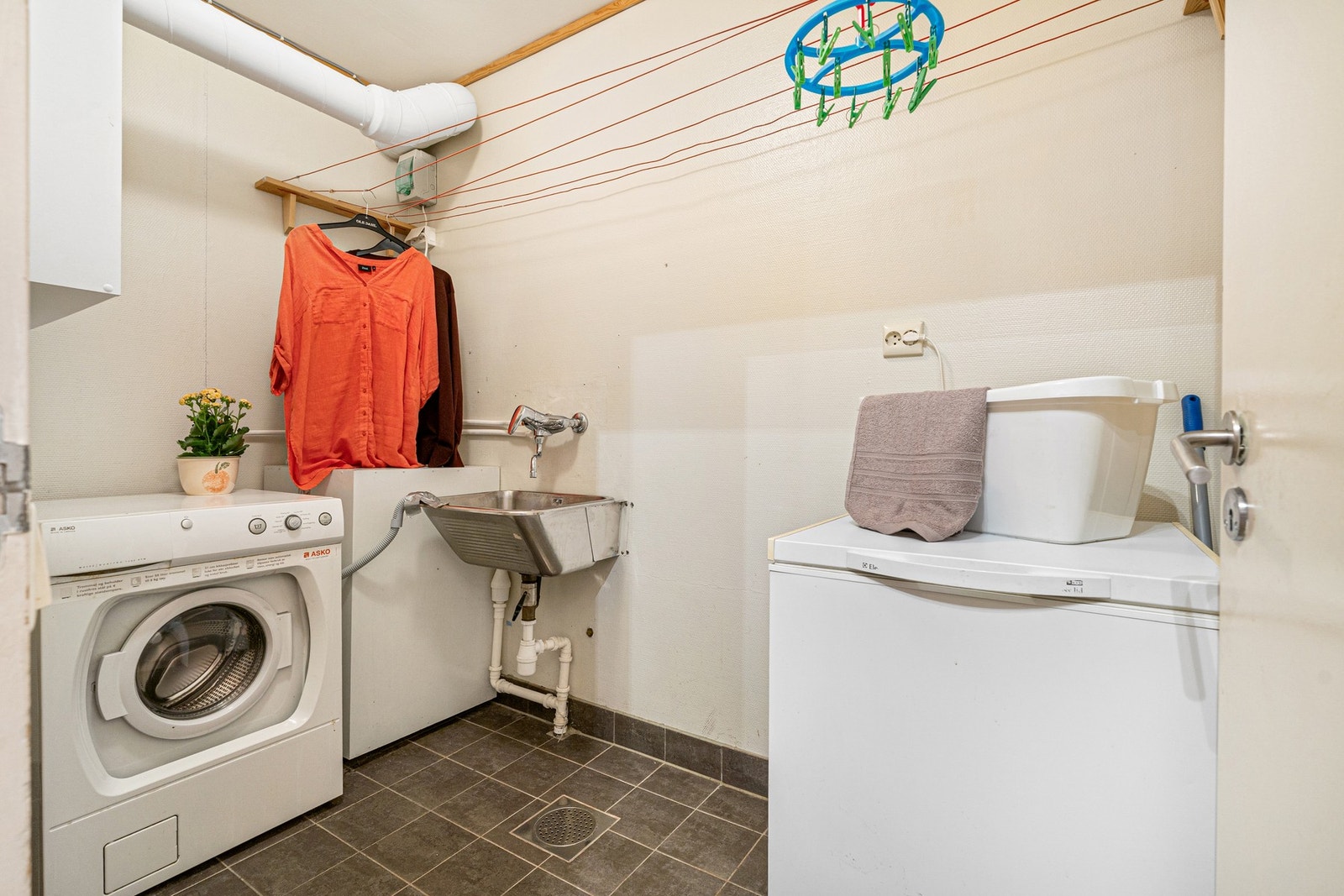 Eget vaskerom med flislagt gulv, oppgradert i 2016. Rommet har opplegg for vaskemaskin, varmtvannsbereder og utslagsvask. Plass til ulike oppbevaringsløsninger. Galleribilde