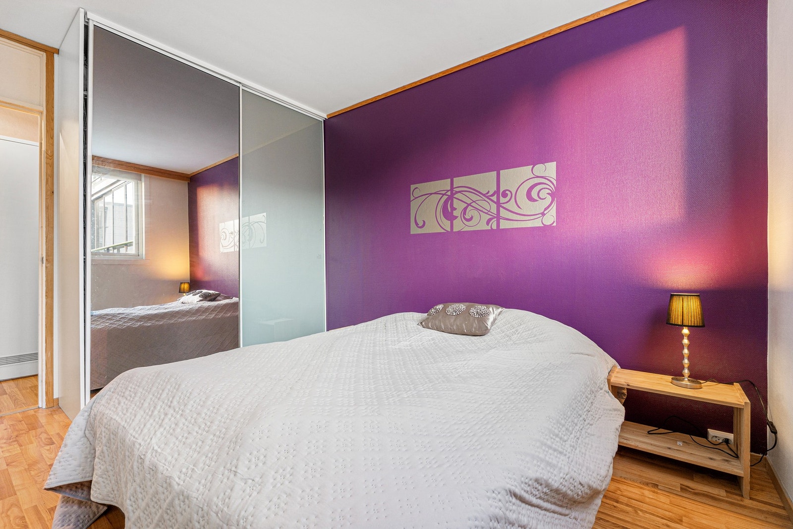 God plass til dobbeltseng og ulike garderobeløsninger. Galleribilde