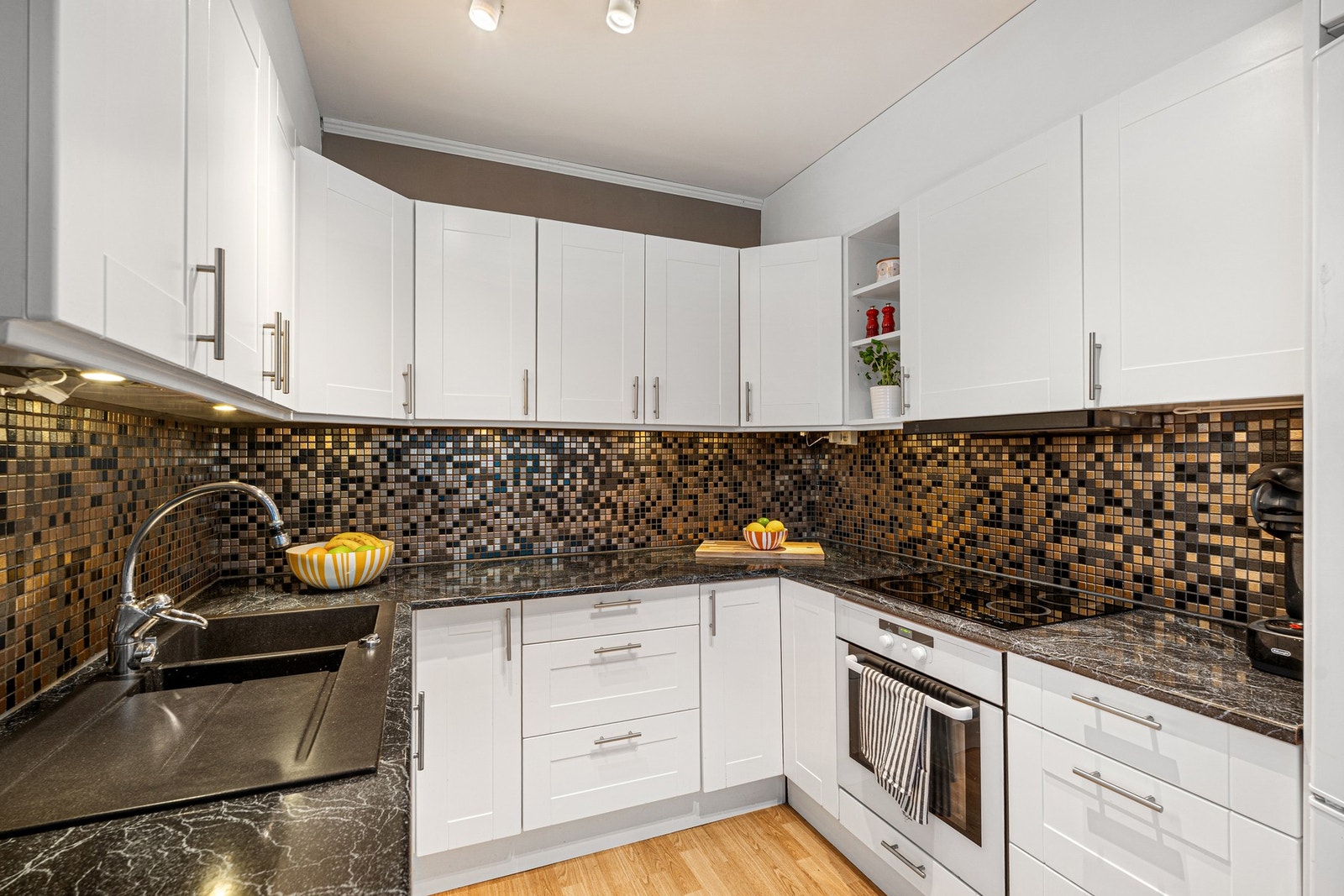 Kjøkkenet har opplegg for oppvaskmaskin. Samt er det er integrert stekeovn og platetopp. Galleribilde