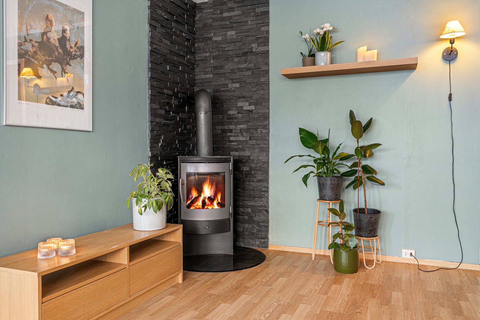 Effektiv oppvarming med vedfyring, skaper en lun og god stemning i hele boligen. Perfekt for vinterhalvåret. Galleribilde