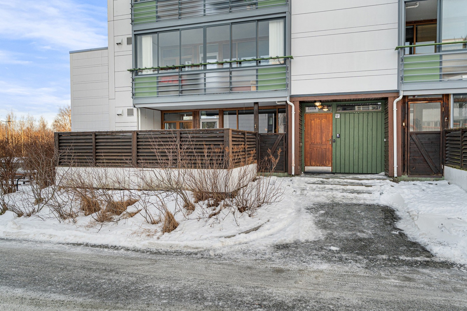 Parkering på felles biloppstillingsplass i borettslaget. Borettslaget har 95 frittstående garasjer i rekke som tildeles av TOBB. Galleribilde