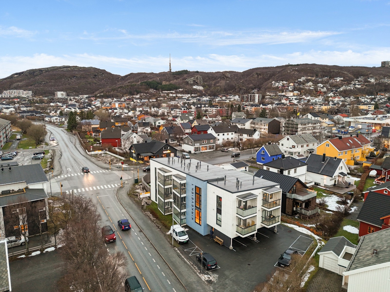 Her bor du nært gode bussforbindelser, dagligvarebutikk, treningssenter og ikke minst med gangavstand til både City Nord og Bodø sentrum. Perfekt førstegangskjøp med lave bokostnader! Galleribilde