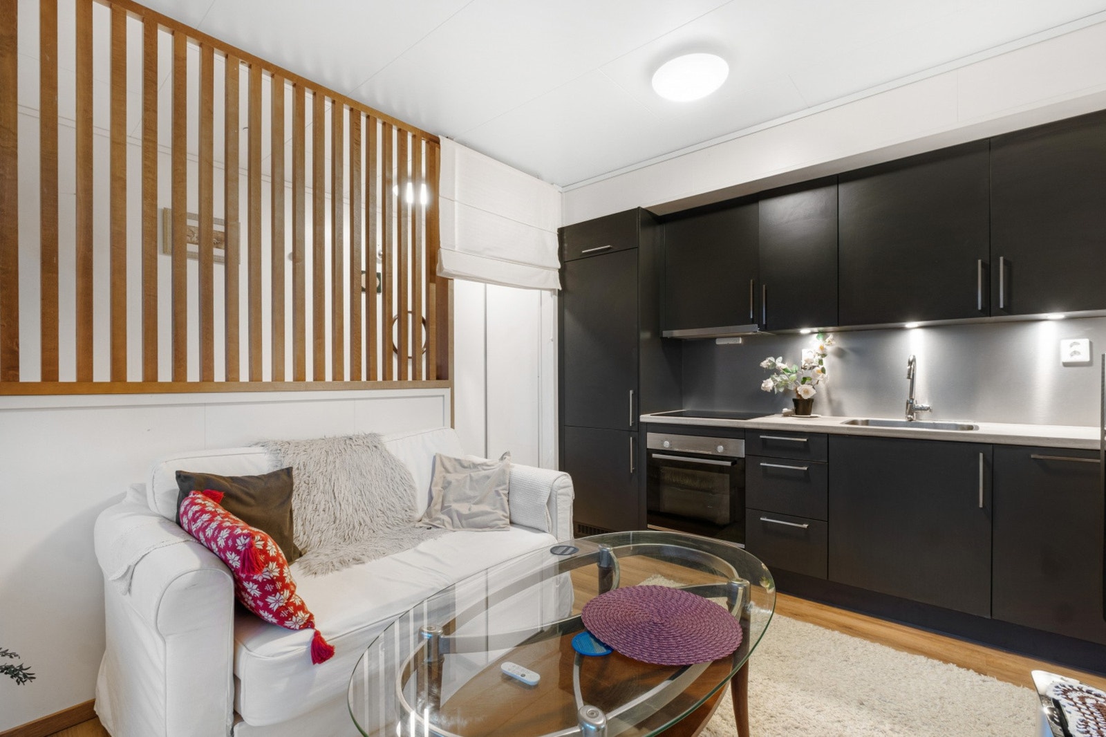 Kjøkkenet har slette fronter og integrerte hvitevarer fra Bosch. Induksjonstopp, stekeovn, oppvaskmaskin og kombinert kjøl/frys. Galleribilde