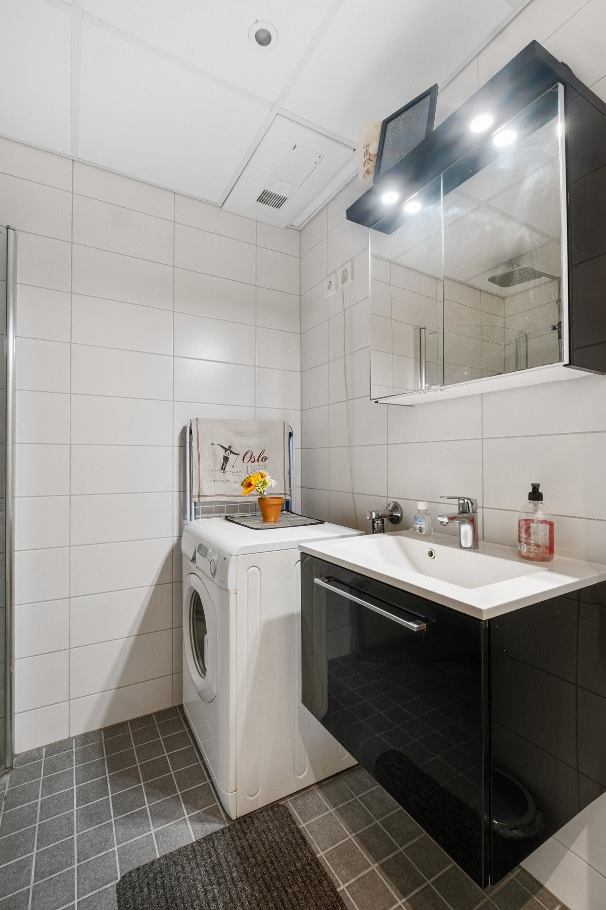 Dusjnisje med innfellbare glassdører, vegghengt WC og varme i gulv. Galleribilde