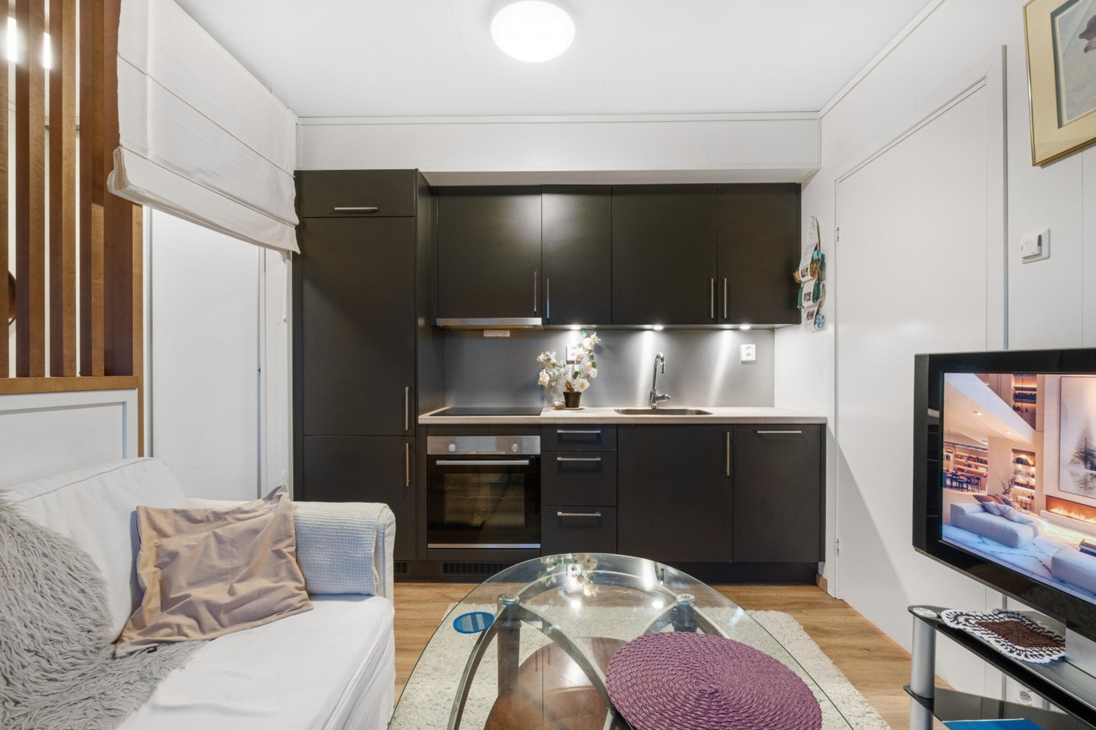 Kjøkken i åpen løsning mot resten av oppholdsrommet. Spilevegg mot sovealkove. Galleribilde