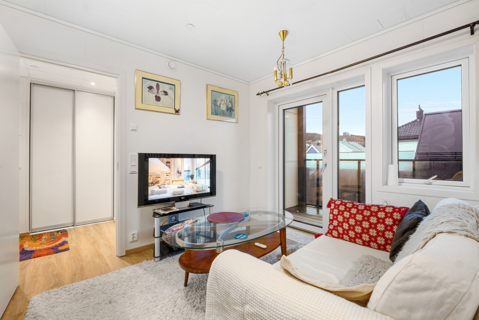 Utgang til balkong fra stue/kjøkken. Galleribilde