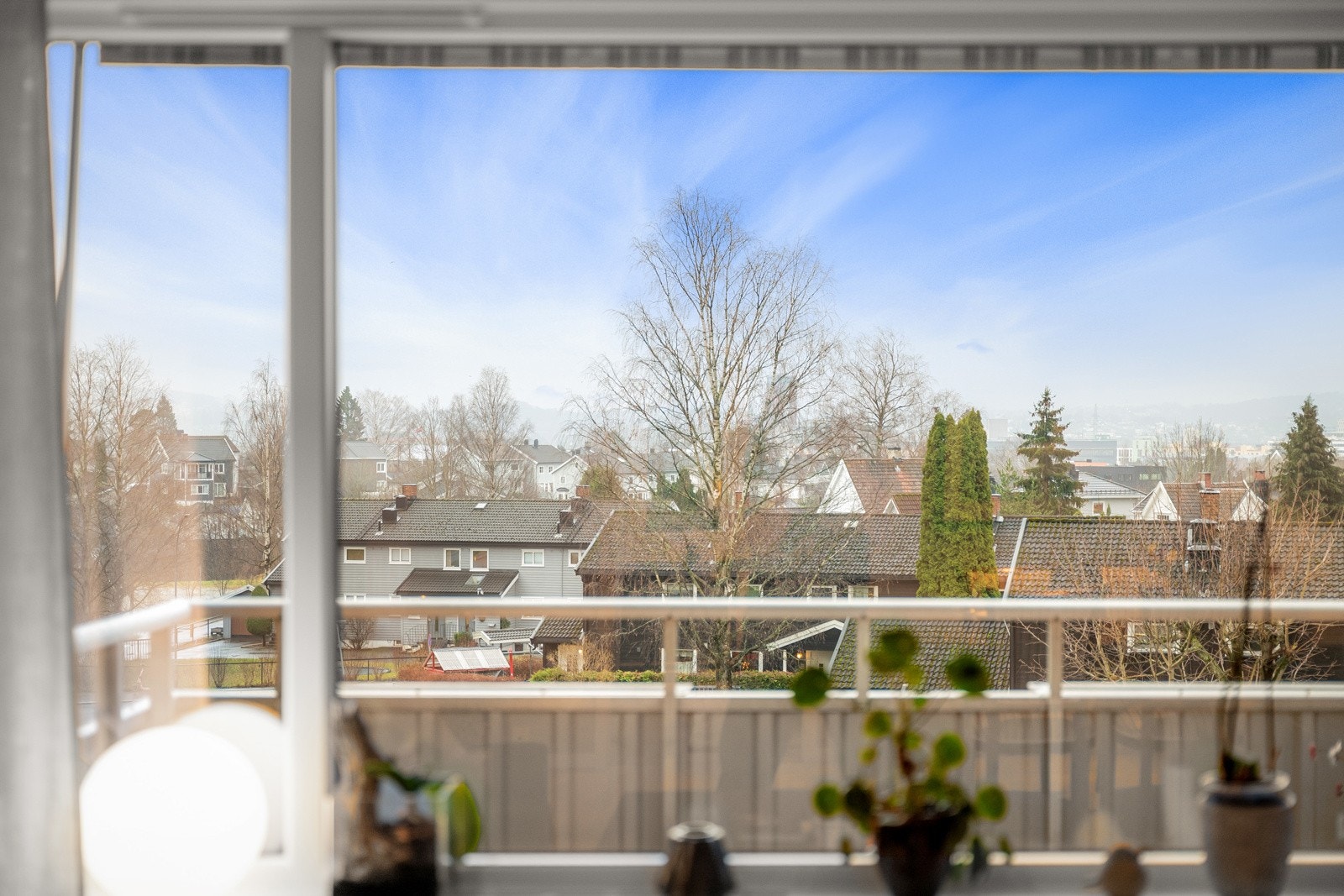 Beliggenheten i byggets 3. etasje med store vindusflater sørger for rikelig med naturlig lys, samtidig som det er minimalt med innsyn. Galleribilde