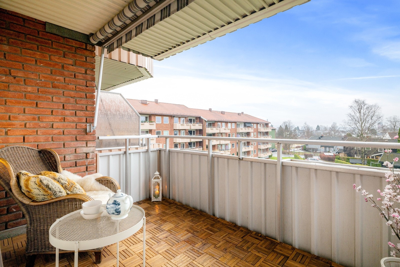 Fra stuen har du utgang til en hyggelig og solrik sydvendt balkong på ca. 7m². Galleribilde