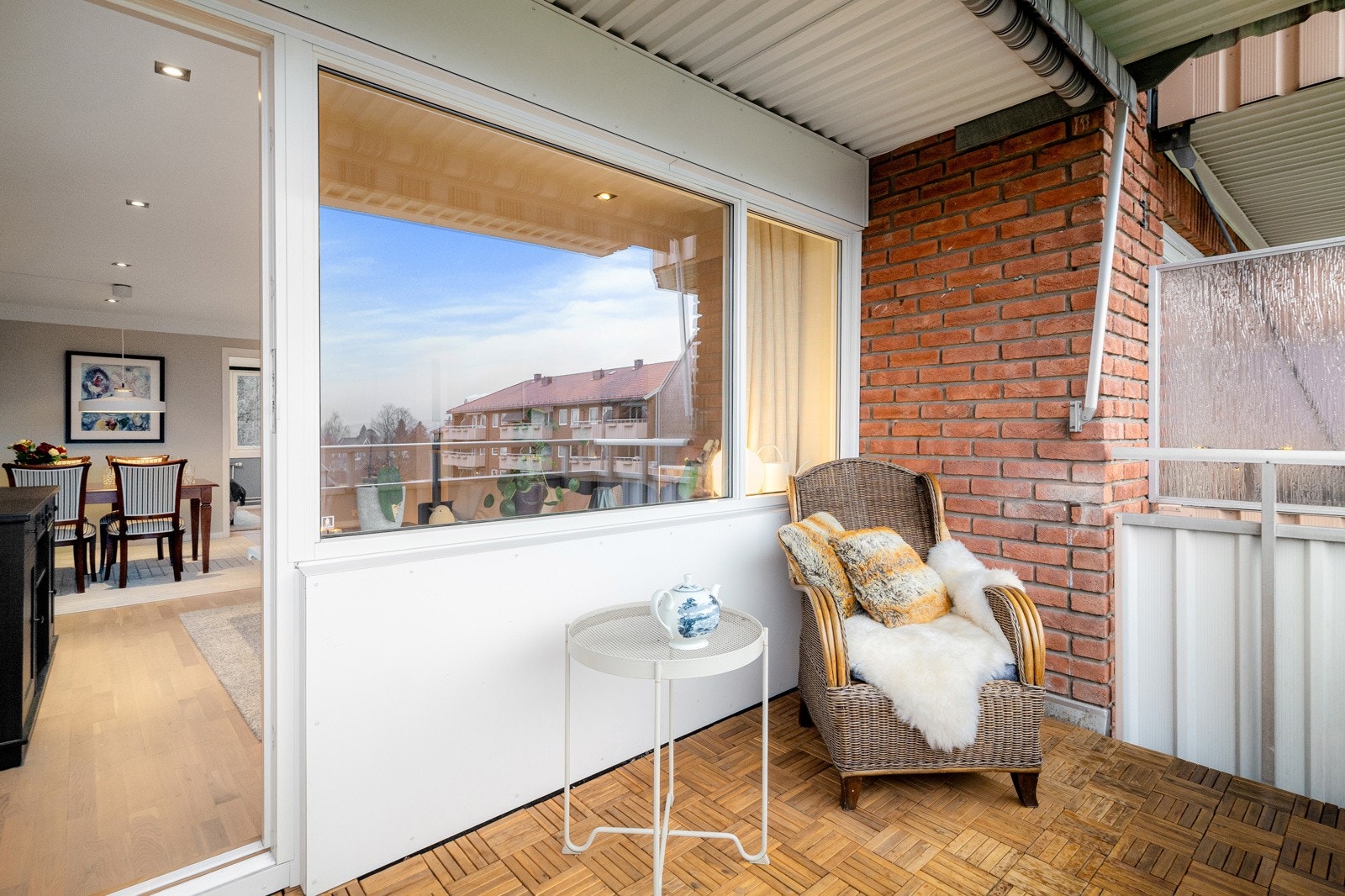 Balkongen er overbygget, har treheller fra 2024 på gulv og god plass til sittegruppe etter eget ønske og behov. Det er også montert elektrisk markise og utvendig stikkontakt. Galleribilde