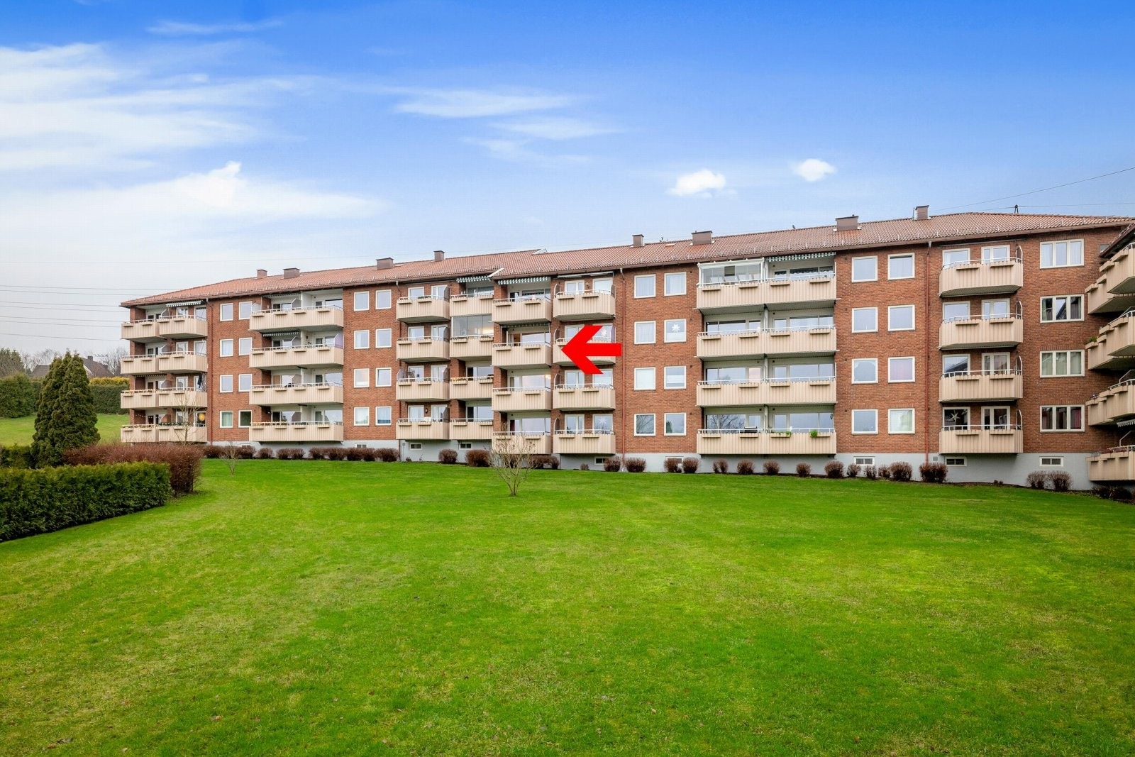 Fra leiligheten er det kort avstand til Linderud senter med alt av servicefasiliteter, samt et godt tilbud på kollektivtransport. En svært god beliggenhet i en grønn og rolig bydel med nærhet til Oslo sentrum! Galleribilde