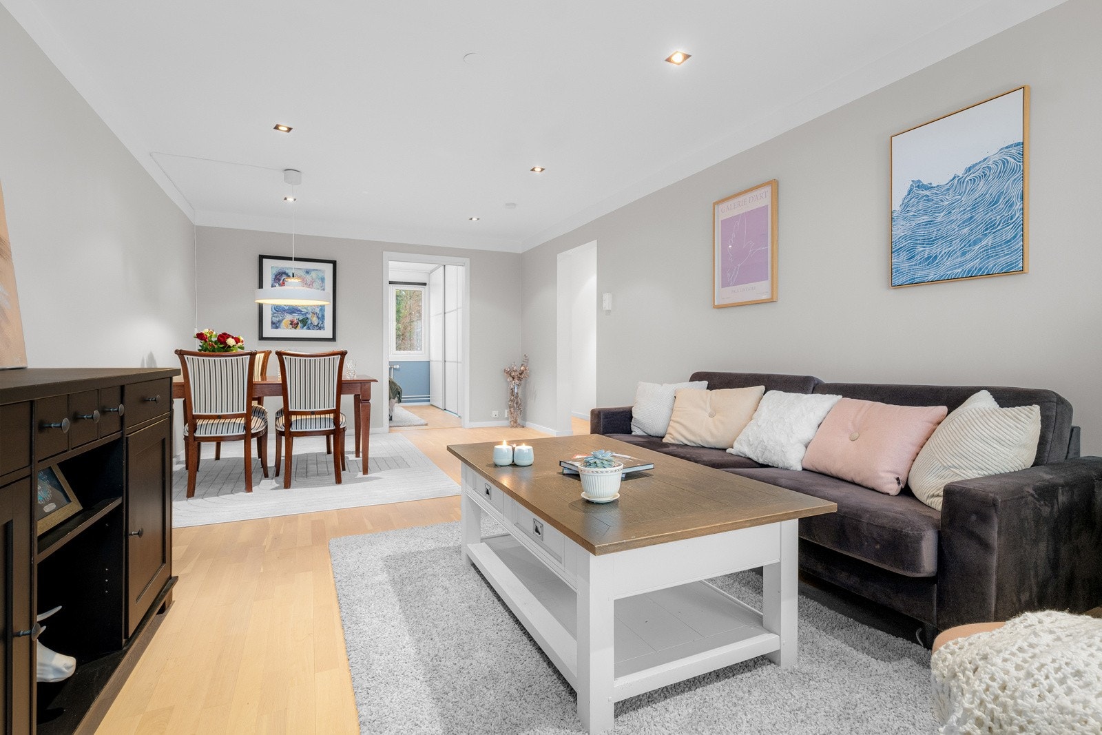 Stuen er det naturlige oppholdsrommet i leiligheten, og er et stort, lyst og fint rom. God standard med lys parkett på gulv, glatte overflater malt i en lys tidløs farge og downlights i himlingen. Galleribilde