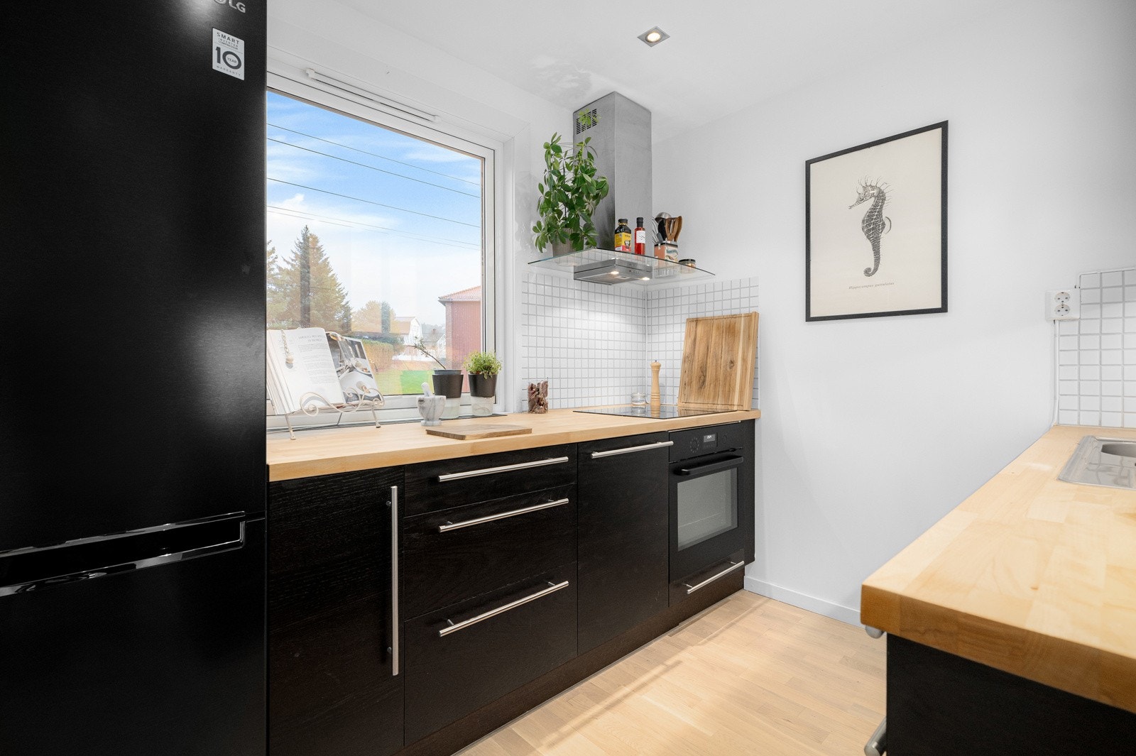 Leiligheten har et lyst separat kjøkken. God standard med lys parkett på gulv, glatte lysmalte overflater og downlights i himlingen. Galleribilde