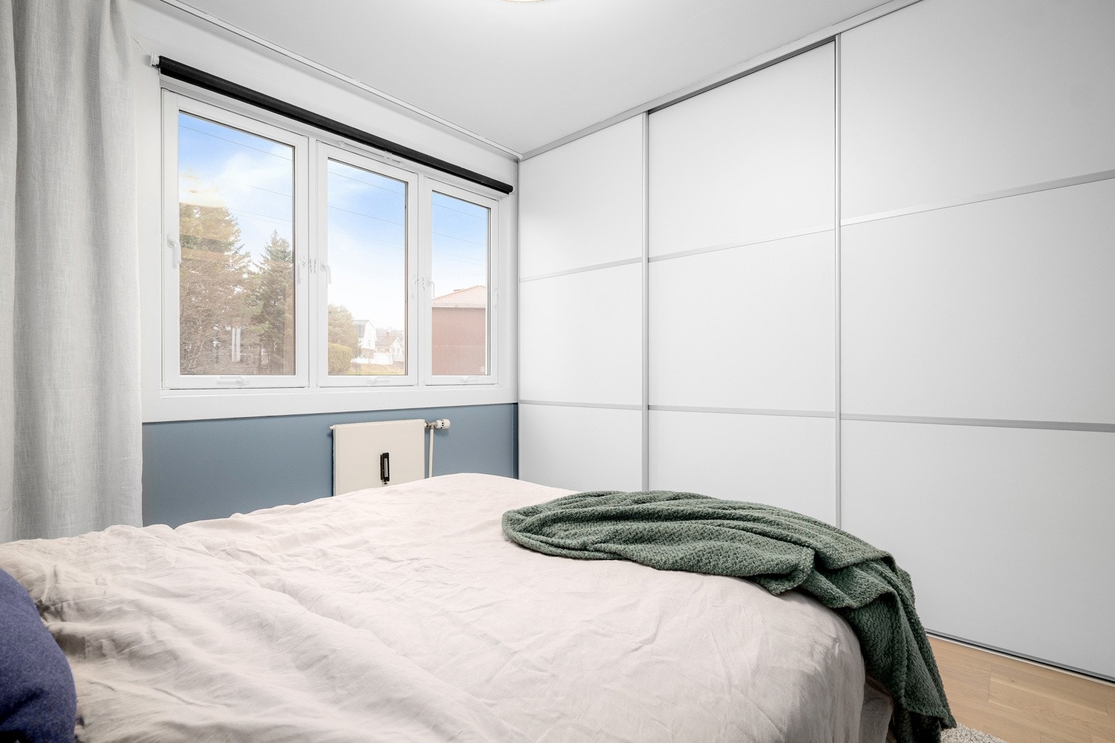 Rikelig med oppbevaringsplass i stor plassbygget skyvedørsgarderobe på ca. 3 meter. Galleribilde