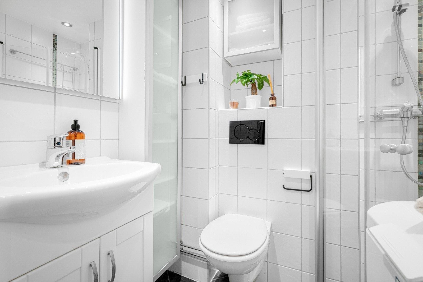 Leiligheten har et lyst og moderne flislagt baderom som ble pusset opp i regi av brl. i 2008. Baderommet har mørke fliser på gulv med gulvvarme, lyse fliser på veggene og downlights i himlingen. Galleribilde