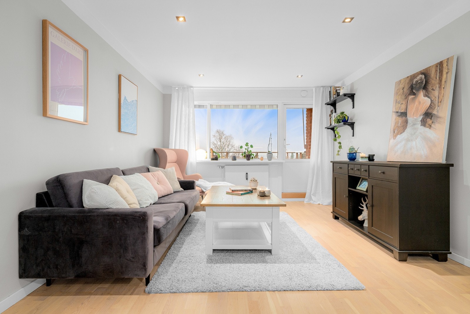 Leiligheten ligger i byggets 3. etasje, og har en gjennomgående planløsning med store vindusflater. Galleribilde