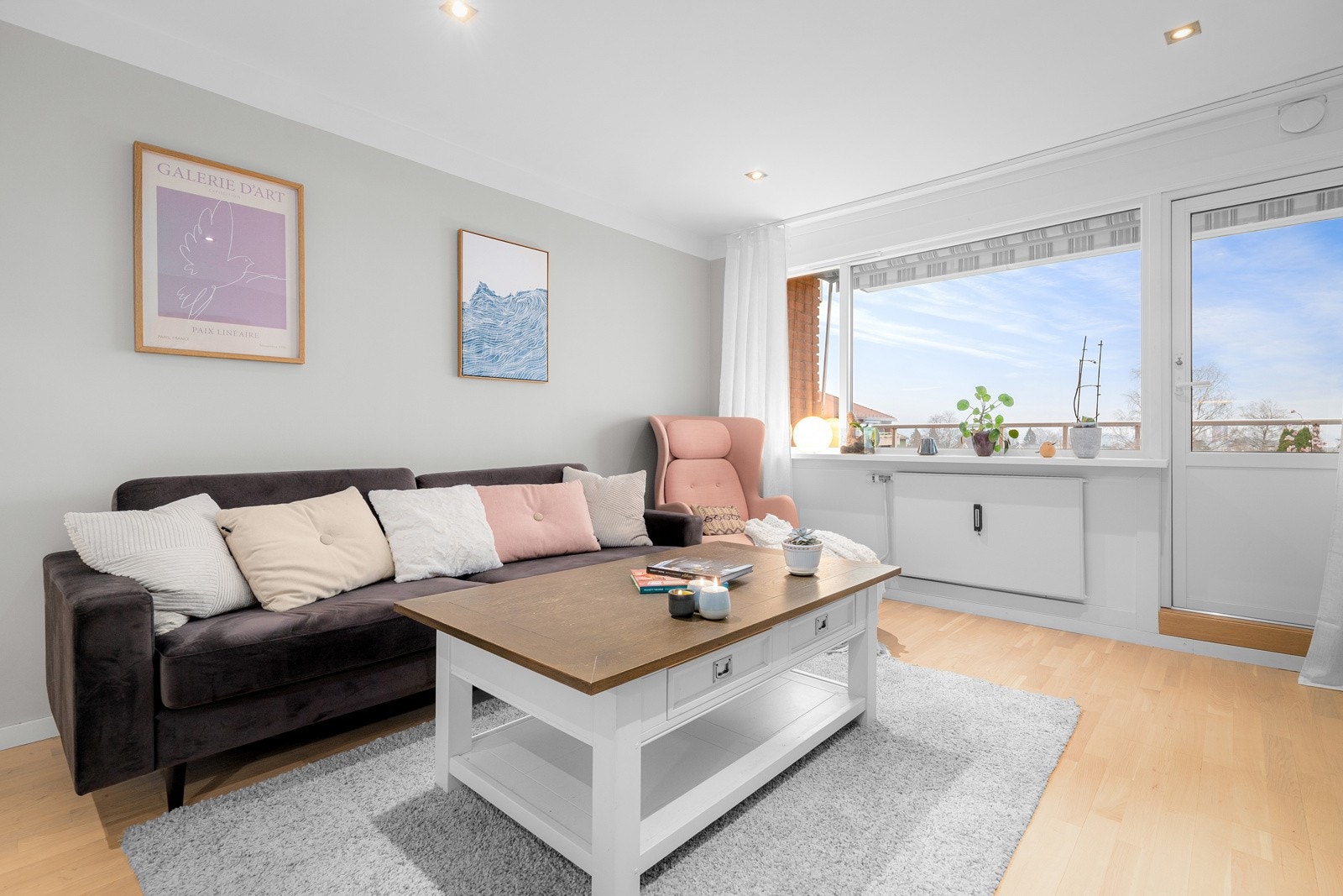 En stor og lys 2-roms leilighet med god standard og solrik sydvendt balkong. Galleribilde