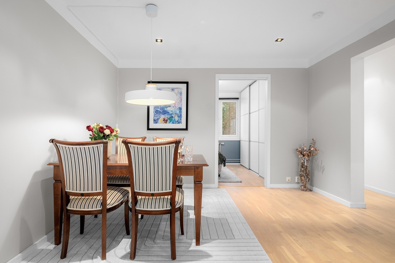 Stuen er romslig med god plass til både sofagruppe med salongbord, mediemøblement og et spisebord. Galleribilde