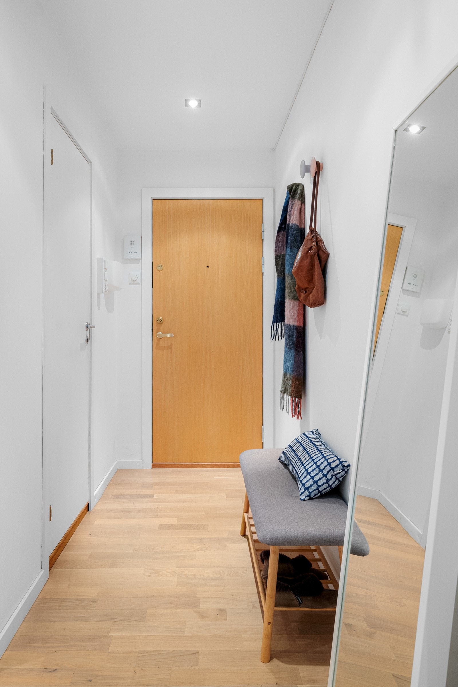 God standard med lys parkett på gulv, glatte lysmalte overflater og downlights i himlingen. Montert porttelefon på vegg og sikringsskap med automatsikringer i felles trapperom. Galleribilde